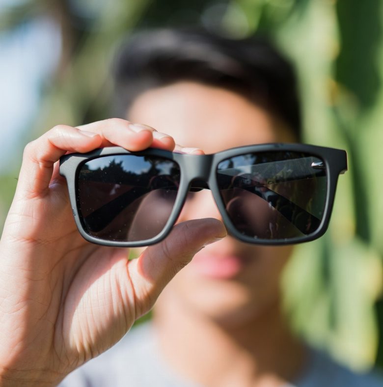 Bảo vệ mắt khỏi tia UV và ánh nắng